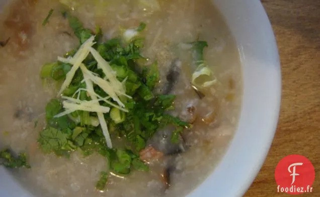 Porridge À La Gorge Et Aux Pieds De Porc Rôtis