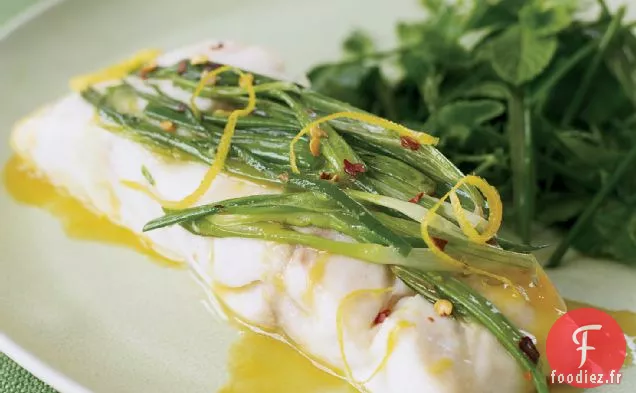 Bar Rayé Sauvage avec Oignons Verts et Salade d'Herbes