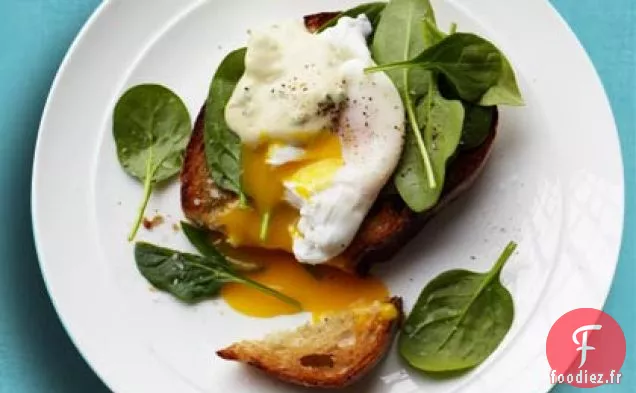 Crostini aux Épinards, Œuf Poché et Sauce Crémeuse à la Moutarde