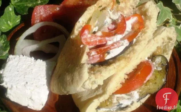 Pita Aux Légumes Rôtis Avec Vinaigrette Crémeuse À La Feta
