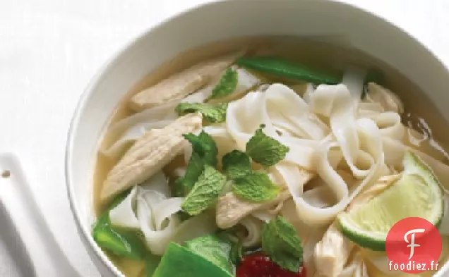 Soupe de Nouilles Asiatiques au Poulet et Pois Mange-tout