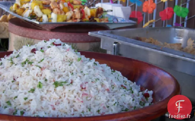 Riz À La Noix De Coco En Éruption Avec Des Épices, Des Noix Et Des Pois