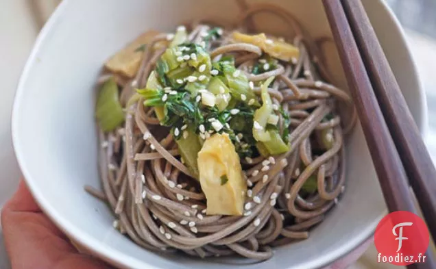 Salade De Nouilles Soba Rapide Avec Boy Choy à la Noix De Coco