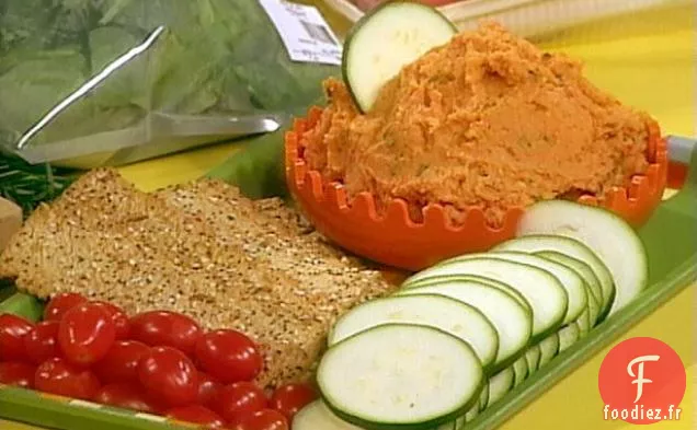 Tartinade de Pois Chiches, Poivre Rôti et Romarin avec Pains Plats, Tomates Raisins et Disques de Courgettes