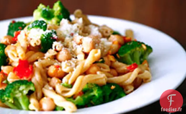 Gemelli de Blé Entier avec Brocoli, Pois Chiches et Sauce à l'Ail au Piment Fort