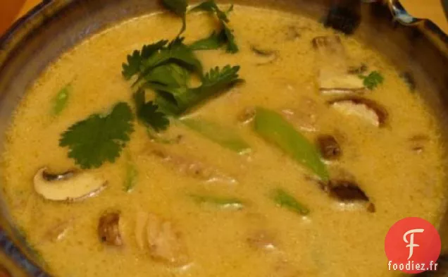 Réconfort Asiatique (Soupe de Nouilles au Poulet au Curry et à la Noix de Coco)