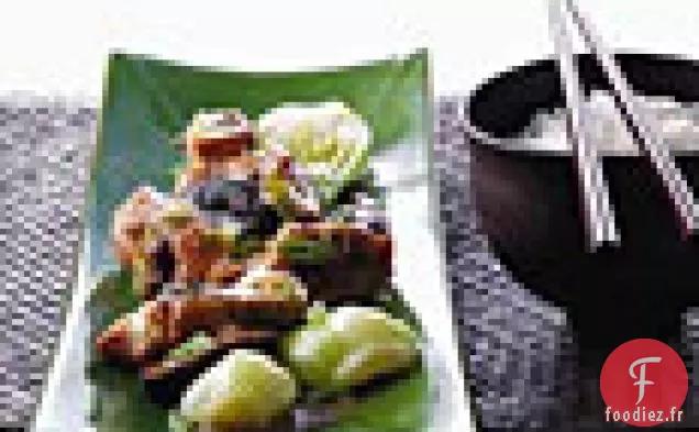 Poulet Cuit À La Vapeur Aux Champignons Noirs Et Bok Choy