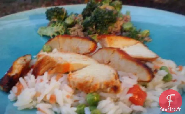 Poulet Au Piment Doux Avec Riz Aux Légumes Asiatiques