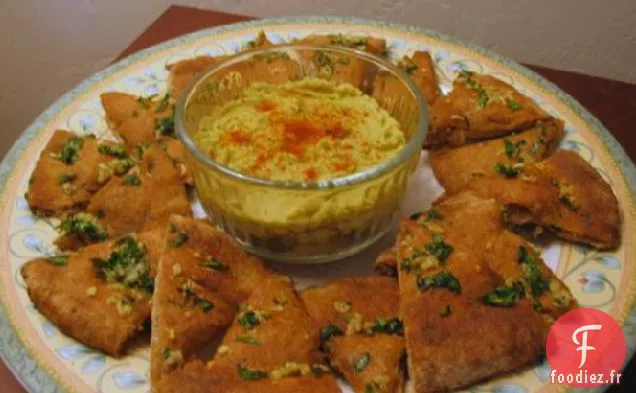 Houmous À La Coriandre Et Pita Croustillante À L'Ail