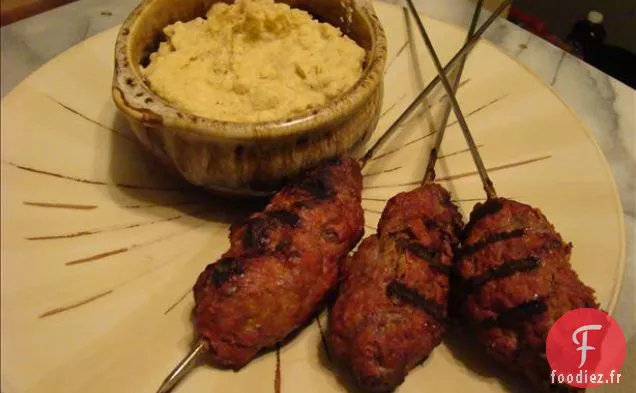 Koftas De Bœuf Épicés Avec Purée De Pois Chiches