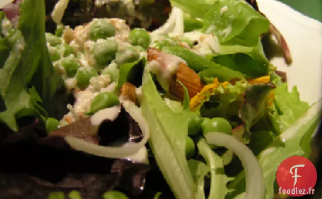 Salade Verte Mélangée Aux Petits Pois Fraîchement Décortiqués et aux Fleurs Comestibles