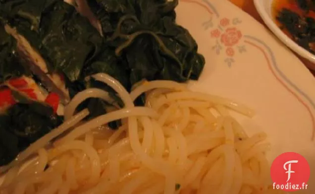 Poulet Cuit À La Vapeur À La Thaïlandaise Avec Des Nouilles