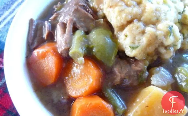 Ragoût De Légumes De Boeuf Hivernal Avec Des Boulettes D'Herbes Moelleuses