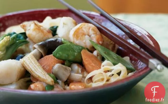 Nouilles Braisées aux Fruits de Mer et Légumes