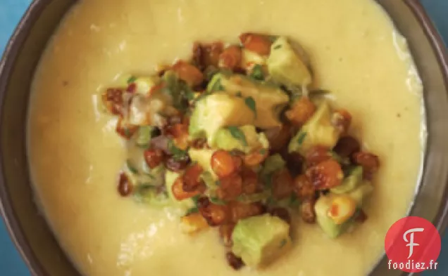 Soupe de Maïs Frais Garnie de Guacamole de Maïs Rôti