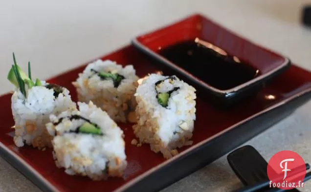 Rouleaux d'Avocat À l'Intérieur Avec Ciboulette et Noix de Cajou