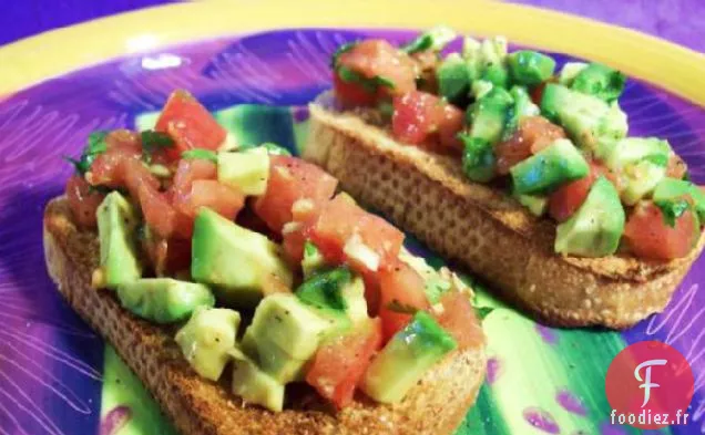 Crostini Simples à la Tomate et à l'Avocat