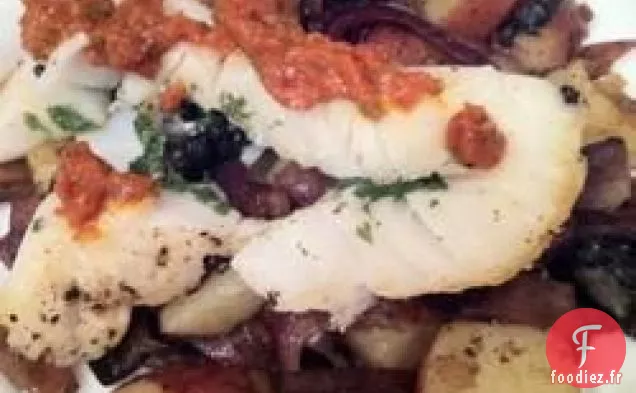 Bar Coupé avec Oignons Rouges, Champignons et Pommes de Terre Nouvelles