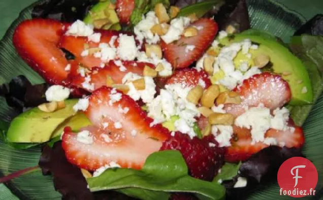 Salade de Fraises à l'Avocat Avec Feta et Noix dans un Vin à l'Estragon
