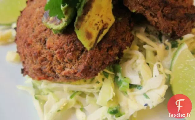 Gâteaux Épicés aux Haricots Fumés avec Salade de Citron Vert et Avocat carbonisé