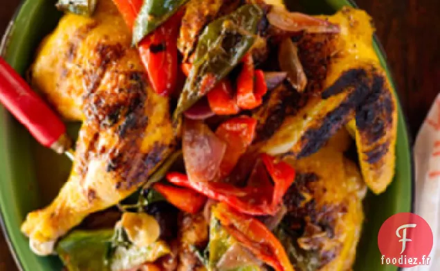 Poulet Sous une Brique avec des Avocats et des Piments