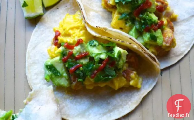 Tacos aux Œufs Brouillés et Saucisses à l'Avocat et aux Oignons verts