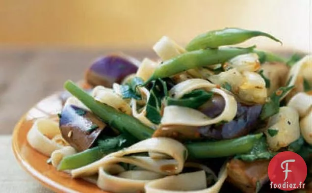 Salade de Nouilles aux Aubergines et aux Oignons avec Vinaigrette Chaude au Soja et au Riz