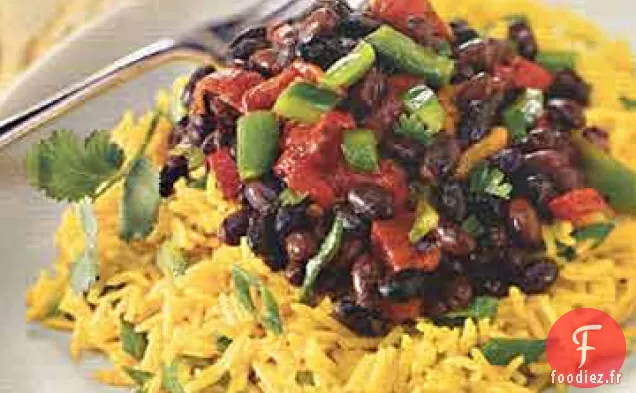 Salade de Riz Jaune aux Poivrons Rôtis et Haricots Noirs Épicés