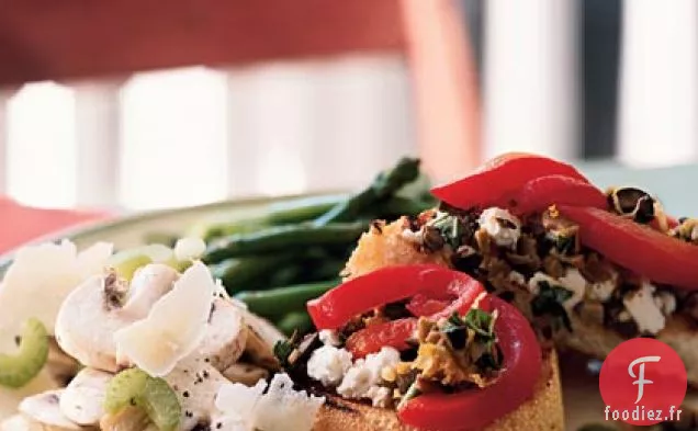 Panini Ouvert au Fromage de Chèvre, Poivrons Rôtis et Garniture aux Olives Épicées