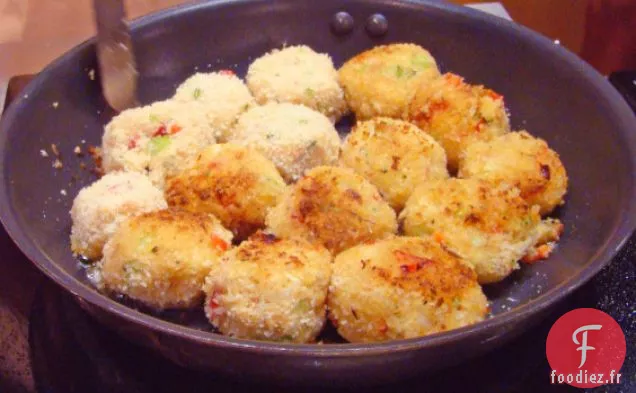 Gâteaux De Crabe Avec Sauce Chili Douce Thaïlandaise et Concombre Mariné