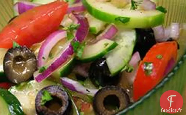 Salade de Tomates au Concombre avec Courgettes et Olives Noires en Vinaigrette Balsamique au Citron