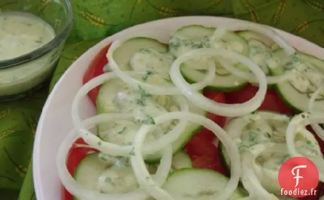 Salade De Tomates Et Concombres Avec Vinaigrette Au Yogourt Au Citron
