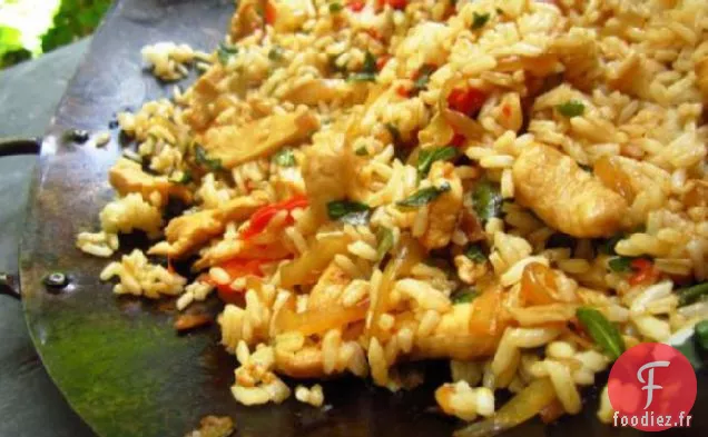 Riz Frit Au Poulet au Basilic Épicé Thaïlandais