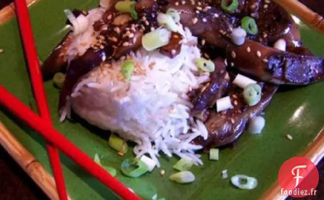 Aubergine (Aubergine) Avec Sauce À L'Ail Chaud