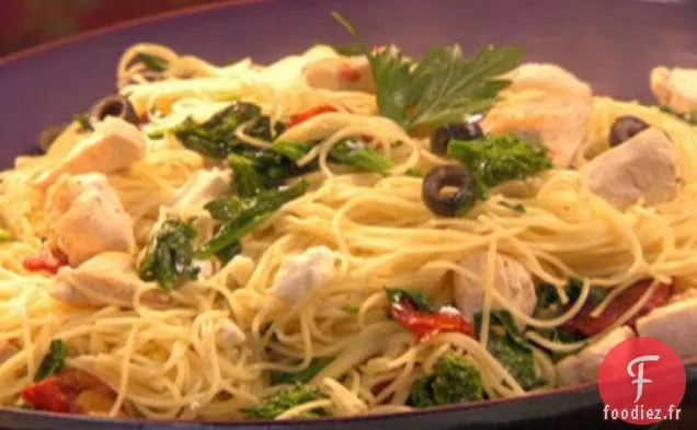 Rabe de Poulet Sauté et Brocoli à 5 Ingrédients aux Olives Noires, Tomates séchées au Soleil et Feta