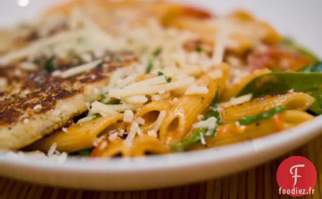 Poulet Sophistiqué de Laura Avec Des Nouilles dans une Parme de Tomate Crémeuse