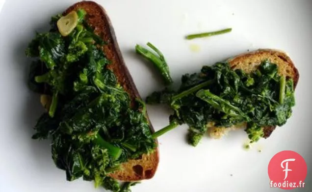 Toasts De Rabe Au Brocoli À L'Huile D'Olive, À L'Ail Et Au Poivron Rouge