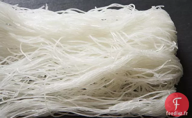 Nouilles Frites Croustillantes avec du Porc Grillé et du Rabe au Brocoli