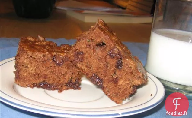 Courgettes assaisonnées dans une poêle