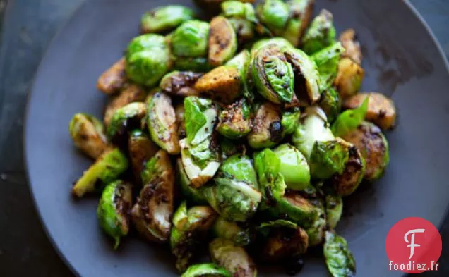 Choux De Bruxelles À La Sauce Aux Haricots Noirs Et À L'Ail
