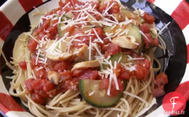 Spaghetti À La Tomate, Au Piment, Aux Champignons, Aux Courgettes Et À l'Ail