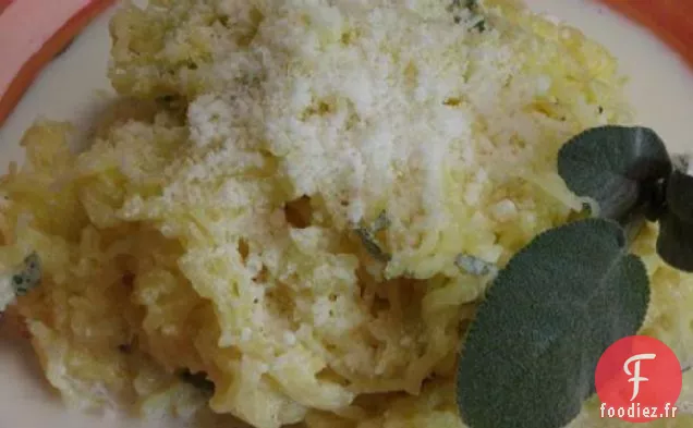 Courge Spaghetti Cuite Au Four À Faible Teneur En Glucides Avec Crème À La Sauge À L'Ail