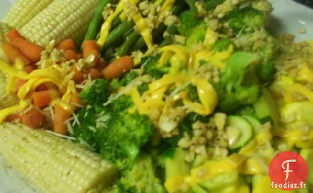 Plateau De Légumes Cuits À La Vapeur Avec Vinaigrette Au Citron Et À L'Ail