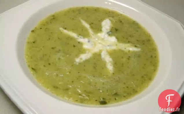 Soupe De Courgettes À La Crème Aux Herbes