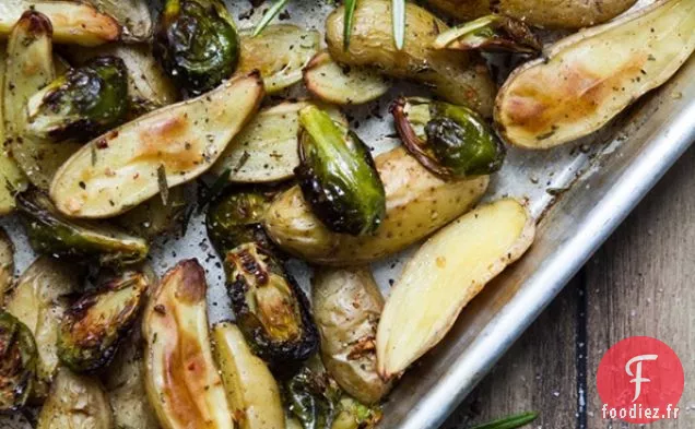 Pommes De Terre Rôties Et Choux De Bruxelles Au Romarin