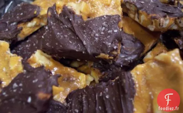 Noix Cassante Trempée Au Chocolat Avec Du Sel De Mer