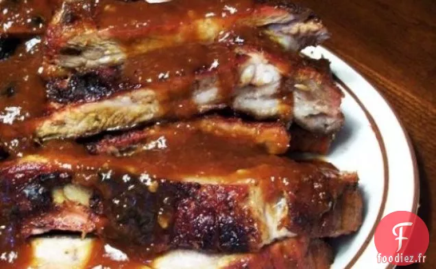 Côtes Levées Sucrées Fumées Avec Sauce et Haricots