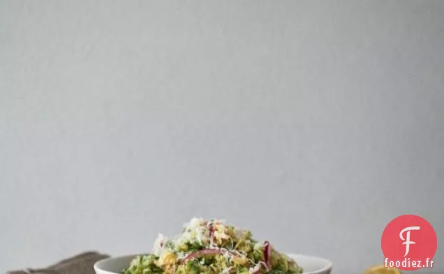 Salade De Chou De Bruxelles À L'Oignon Rouge Et Au Pecorino