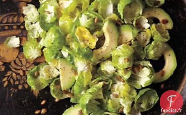 Salade De Chou De Bruxelles À L'Avocat Et Aux Graines De Citrouille