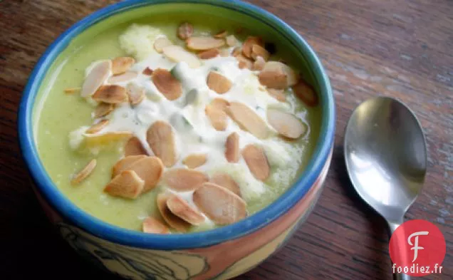 Soupe De Chou De Bruxelles À La Crème De Ciboulette Et Aux Amandes